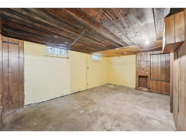 Building Photo - 661 Surrey Ave E