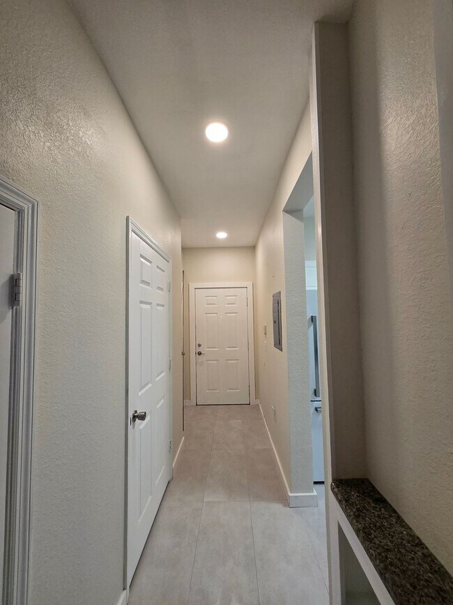 Building Photo - 1 Bed / 1.5 Bath – Magnolia Place