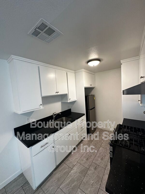 Building Photo - 301 N Tustin Ave