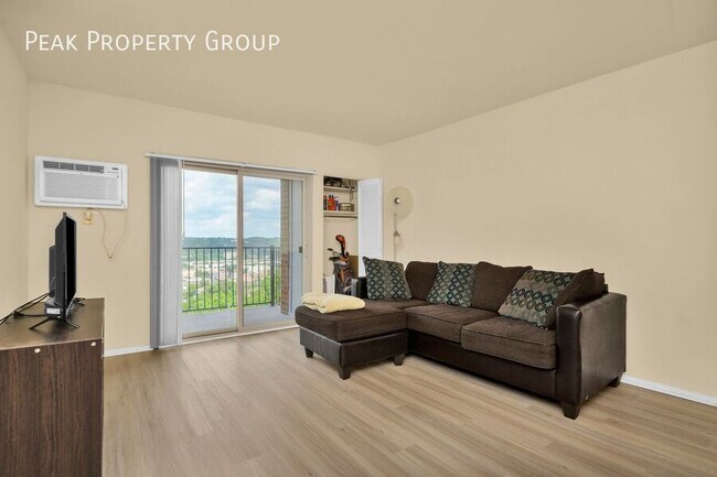 Building Photo - 2971 Deckebach Ave