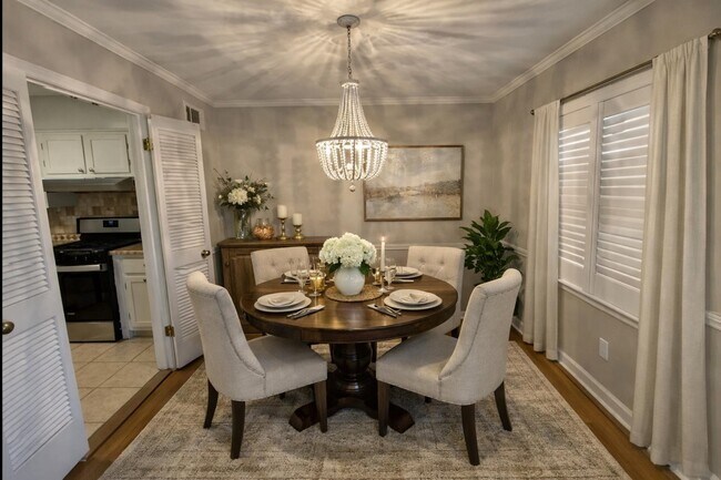 Building Photo - 1592 W Crestwood Dr