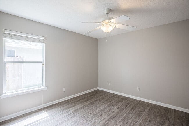 Building Photo - Stunning home in desirable neighborhood