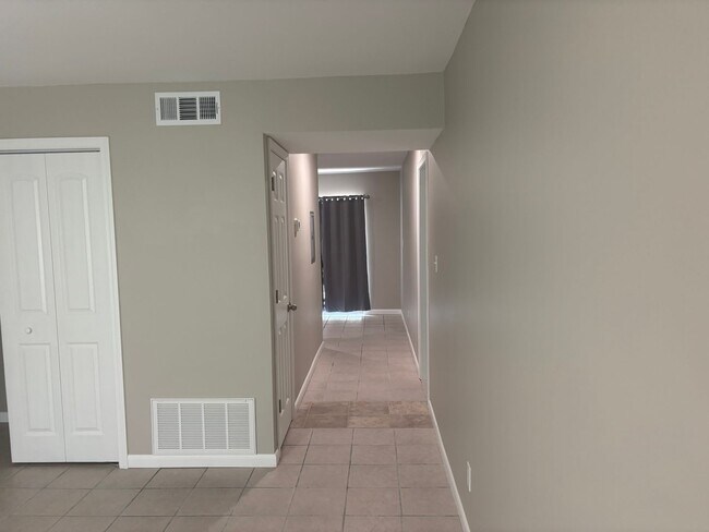 Building Photo - 210 Pelham Rd