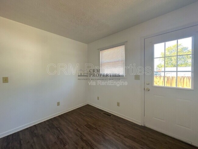 Building Photo - 722 S Lindsay St