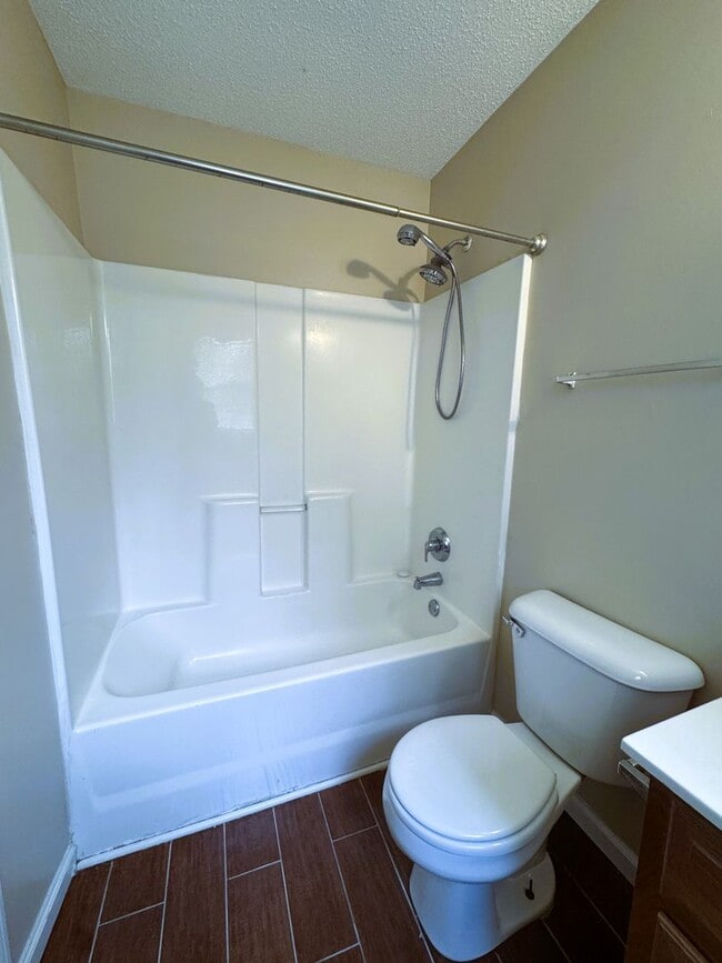 Building Photo - 2 BR/ 2 Bath End Unit! Minutes to Camp Lejeune!