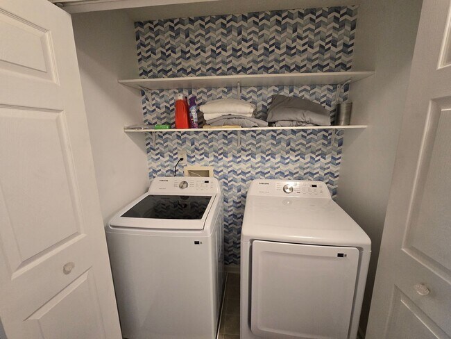 Building Photo - Super Adorable End-Unit Townhome in RTP with Designer Flair!