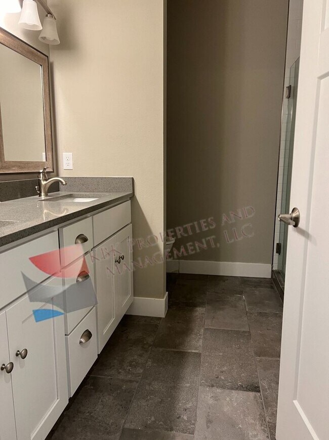 Building Photo - 637 Country Club Cir