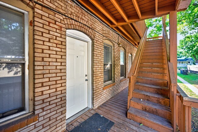 Building Photo - 203 Grotto St N
