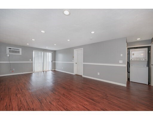 Building Photo - 11 Gibbs St