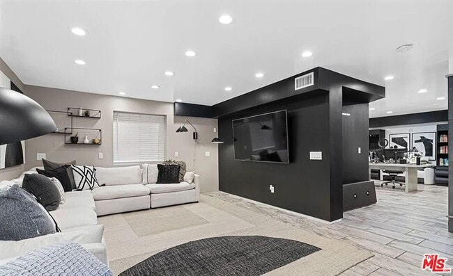 Building Photo - 615 6th Ave