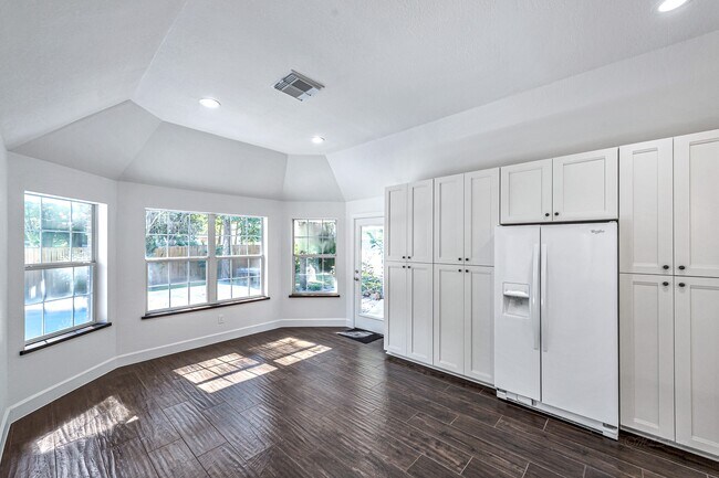 Building Photo - 6 Old River Pl