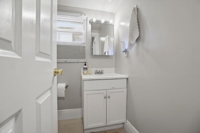 Building Photo - 7 Bed/3 Bath Mins. from UC Campus $700/pp ($4,900/mo)!