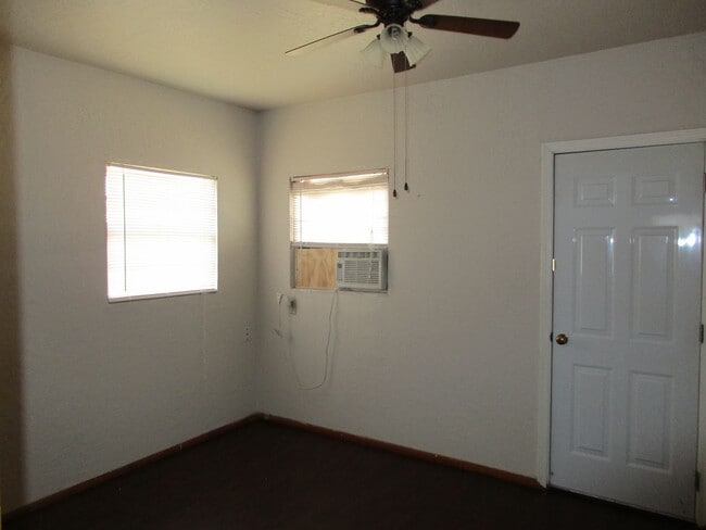 Building Photo - 1 bedroom duplex Across St.from SWOSU