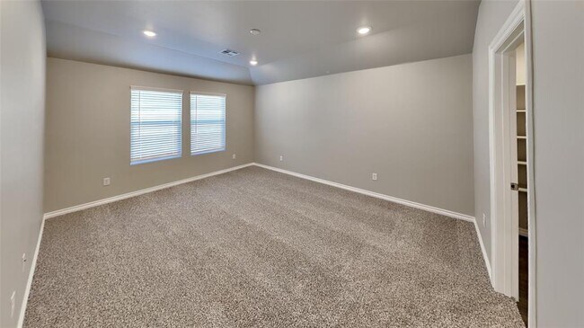 Building Photo - 2733 Dennis Dr