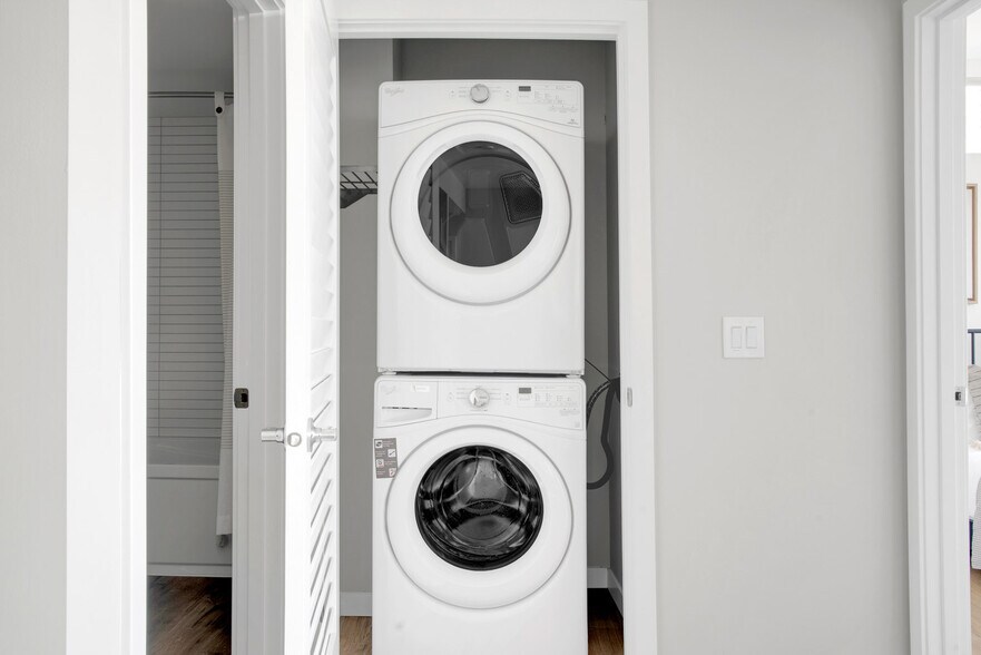 Building Photo - 210 Wall St