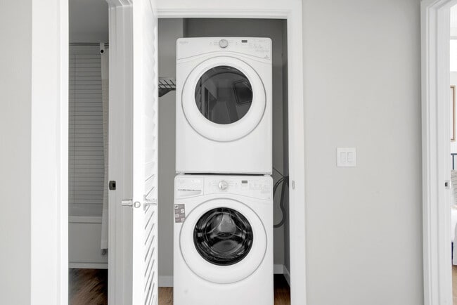 Building Photo - 210 Wall St