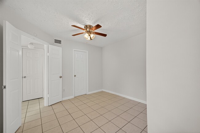 Building Photo - 10555 Turtlewood Ct