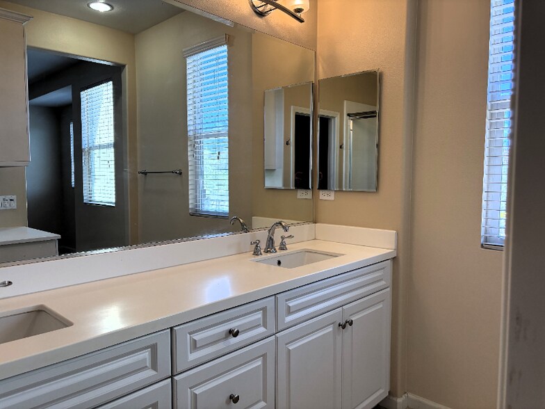 Building Photo - 44005 Arcadia Ct