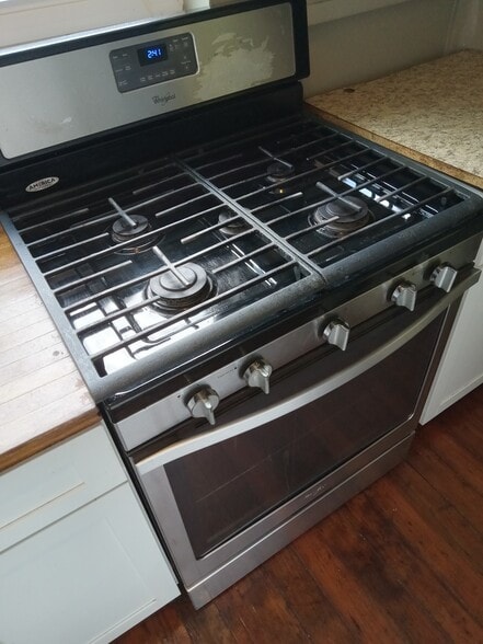 Apt 3 - 5 burner gas stove - 523 E State St
