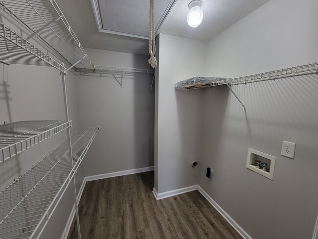 Building Photo - 1234 Longpoint Dr