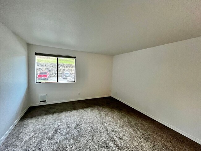 Building Photo - Fresh Paint and New Carpet in this Sunn Fjord Condo!