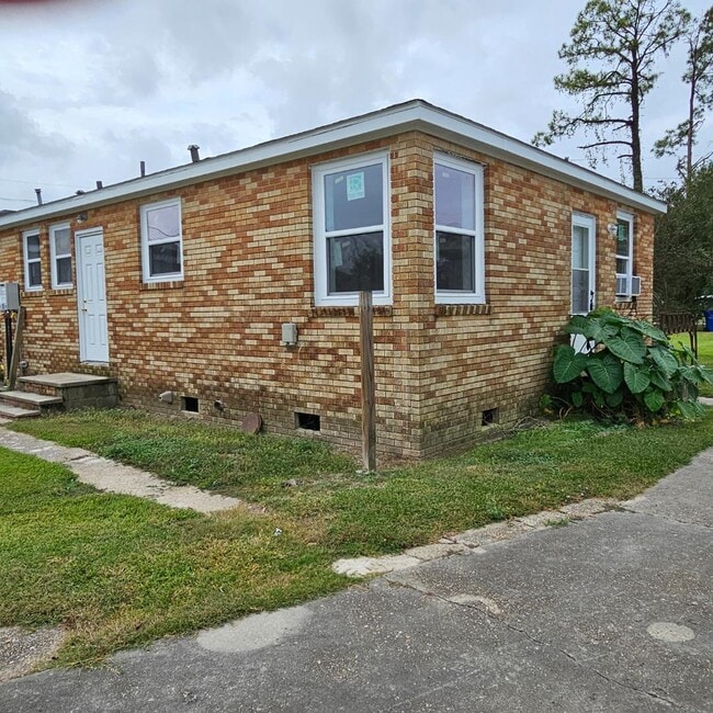 Building Photo - 1755 Ridgefield Ave