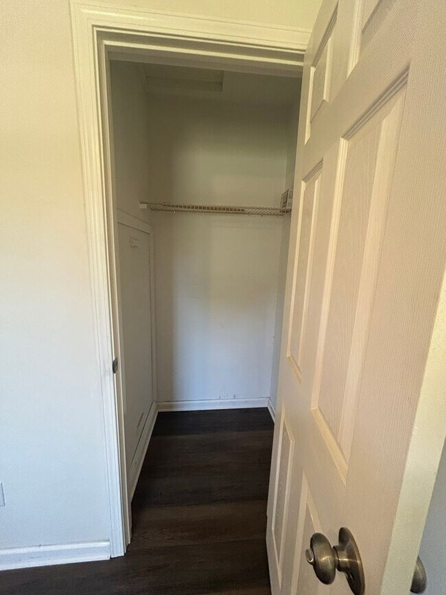 Building Photo - Charming 3 bedroom home located in the heart of Hampstead!