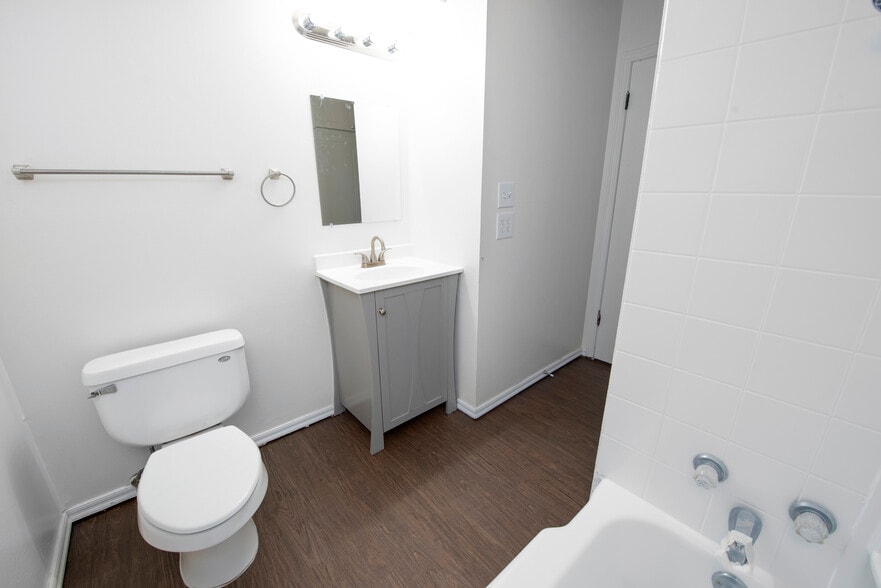 Building Photo - 1404 N Nail Pky