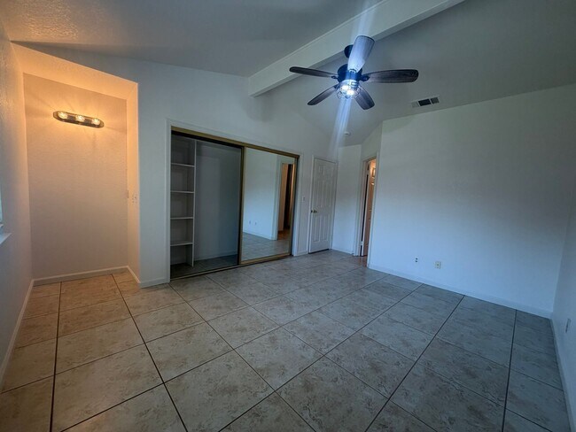 Building Photo - Single story near freeway access and major shopping!