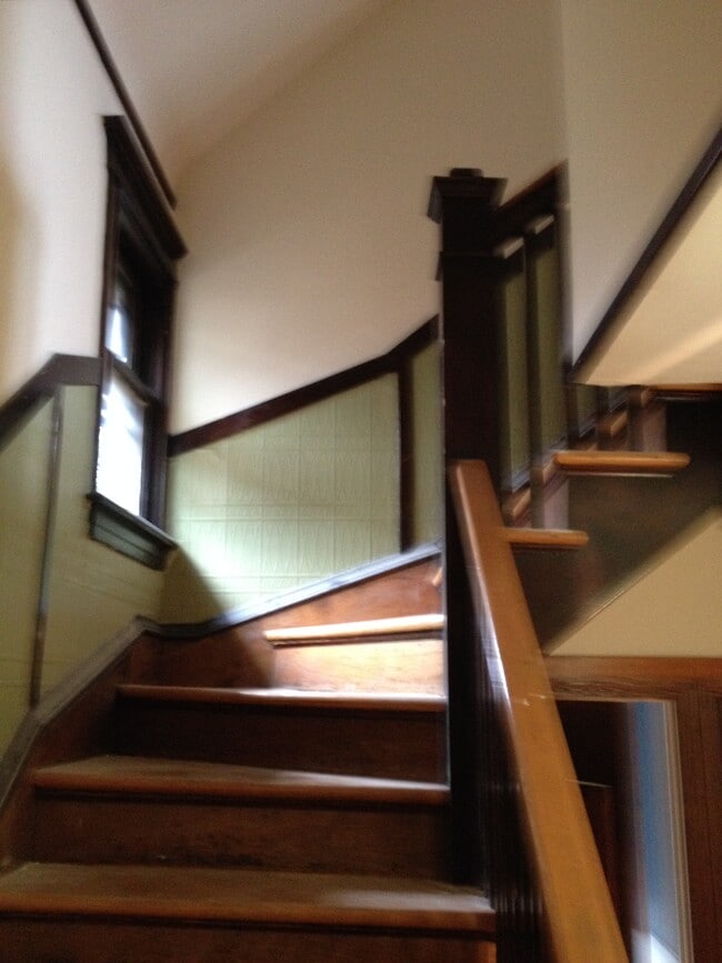 Building Photo - 7228 N Rogers Ave