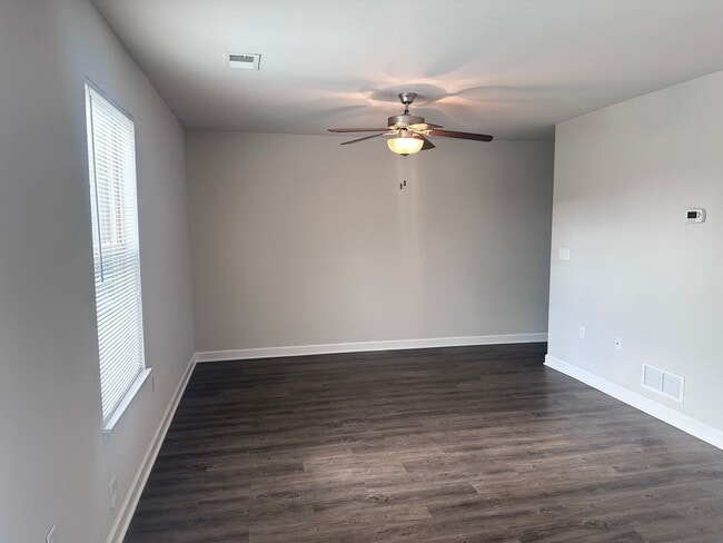 Building Photo - 3 Bed | 2.5 Bath | 2 Car Garage Townhome in Grain Valley w/ Special
