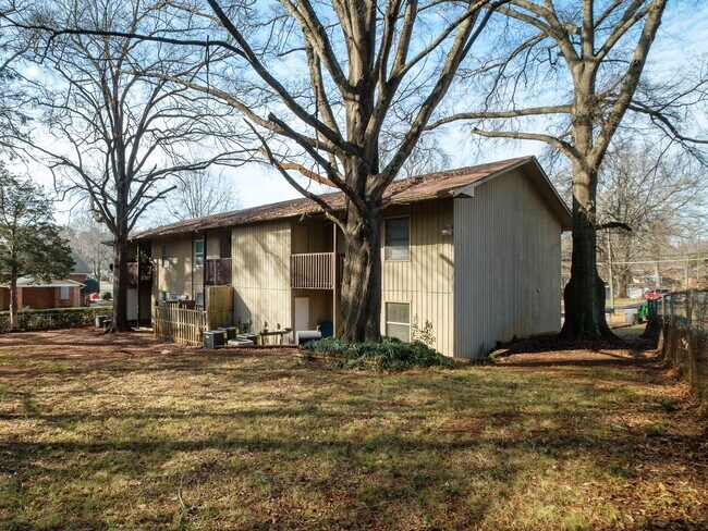 Building Photo - 2609 Eastway Dr