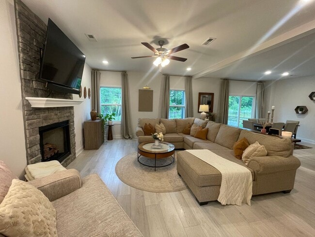 Building Photo - 4 Bedroom Pet Friendly Home For Rent with Club House, Comm. Pool, & Comm Gym Access!