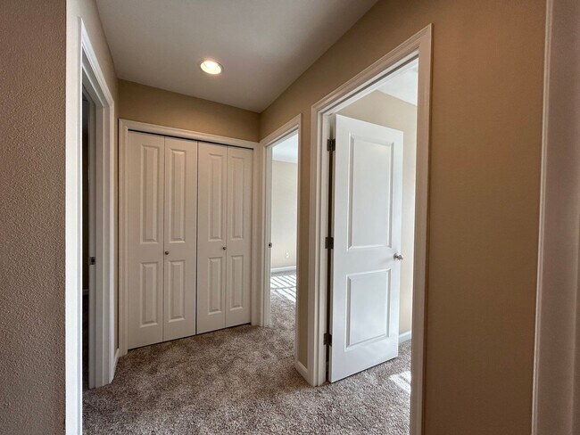 Building Photo - Gorgeous 4 Bed, 2.5 Bath Tuscany Home!