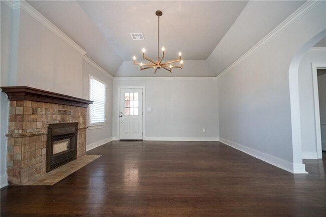 Building Photo - Home in Crestwood + Near Plaza + 3 bedrooms + 2 bathrooms