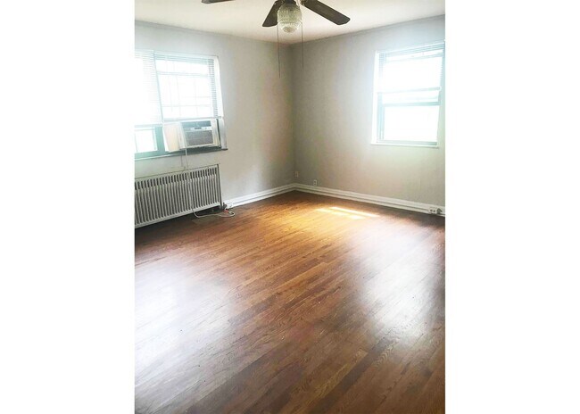 Interior Photo - Lowell 599