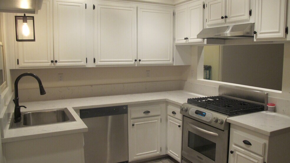 Building Photo - 1108 Tait St