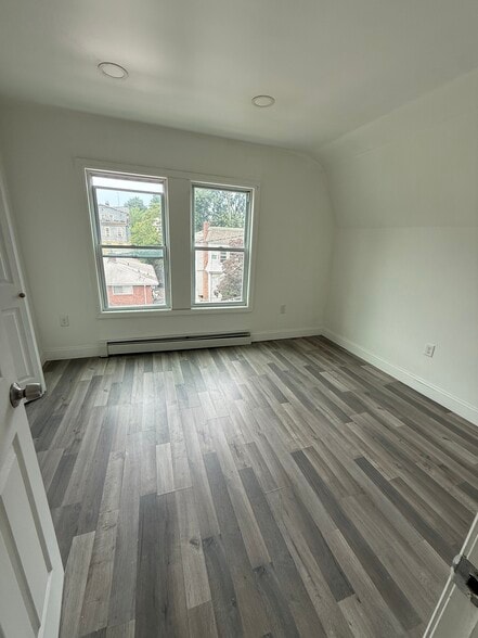 Building Photo - 410 Chadwick Ave