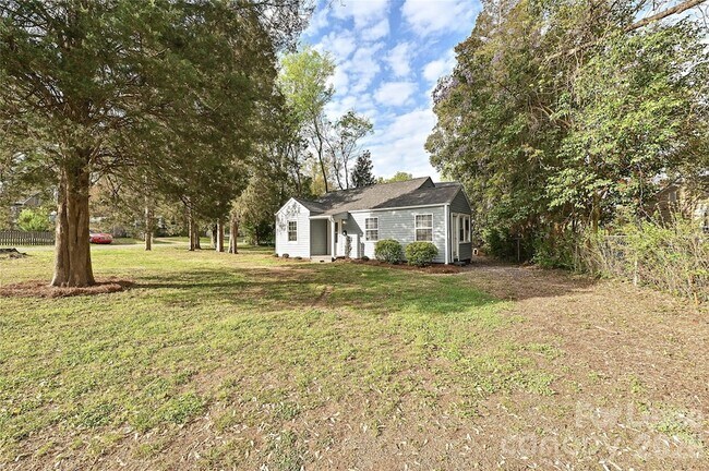 Building Photo - 301 Seldon Dr