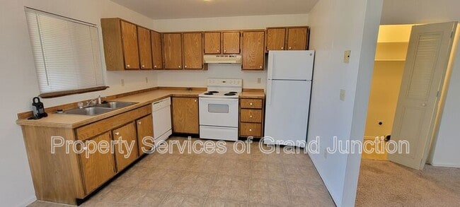 Building Photo - 1102 E Carolina Ave