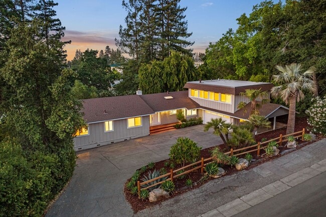 Building Photo - Spacious Menlo Park Retreat with 6 Bedroom...