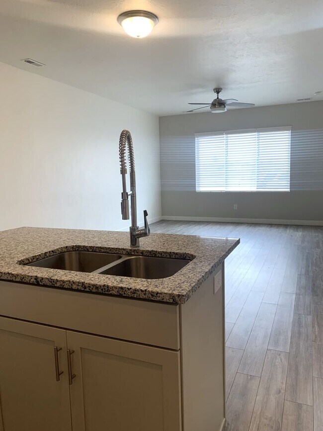 Building Photo - Move In & Get 2 Weeks Free! 3 Bed 2.5 Bath Townhome in West Haven