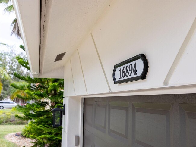 Building Photo - 16894 Crestview Ln