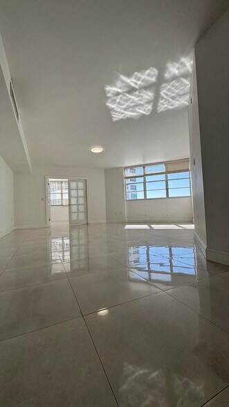 Building Photo - 825 Brickell Bay Dr