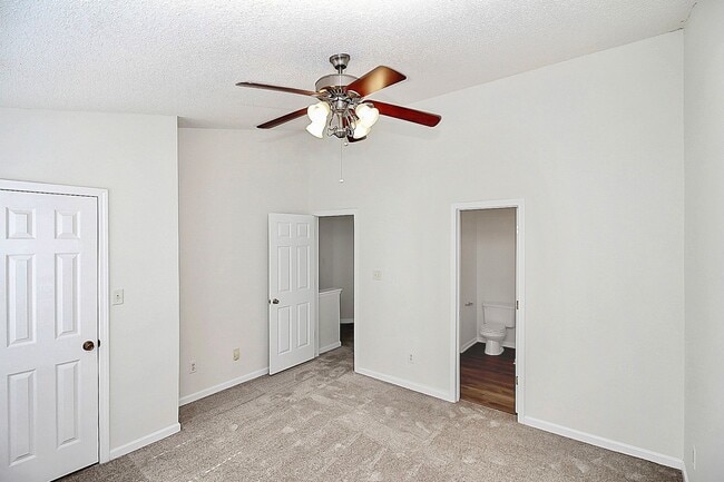Building Photo - Luxury Townhome minutes from Uptown!