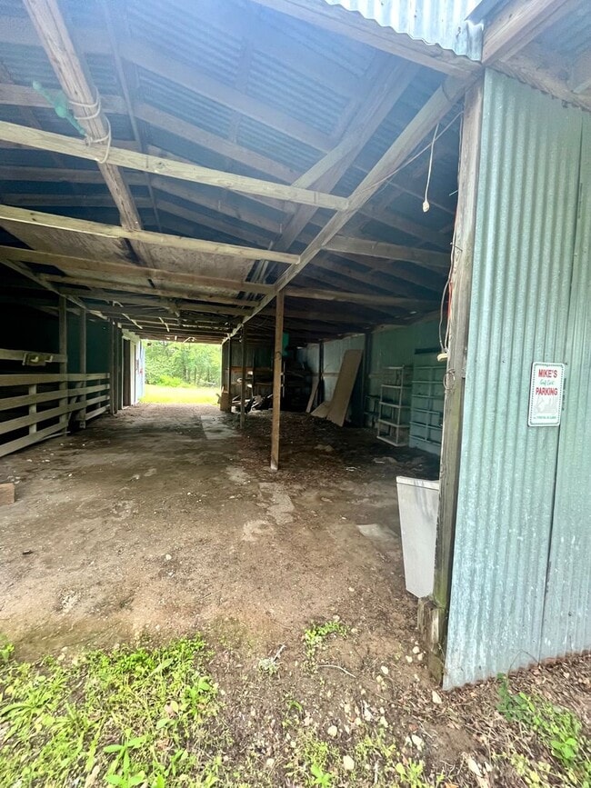Building Photo - Beautiful 3/2 Farmhouse on Acreage with Ho...