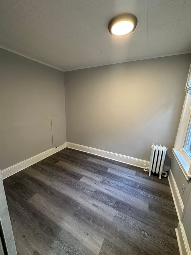 Building Photo - 3 Bed, 1 bath rowhome available!