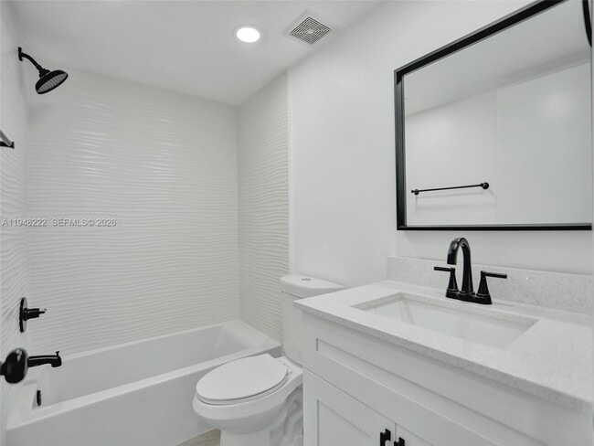 Building Photo - 2771 Taft St