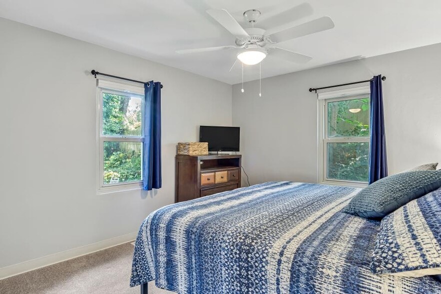 Bak bedroom with king size bed - 1603 Jersey St