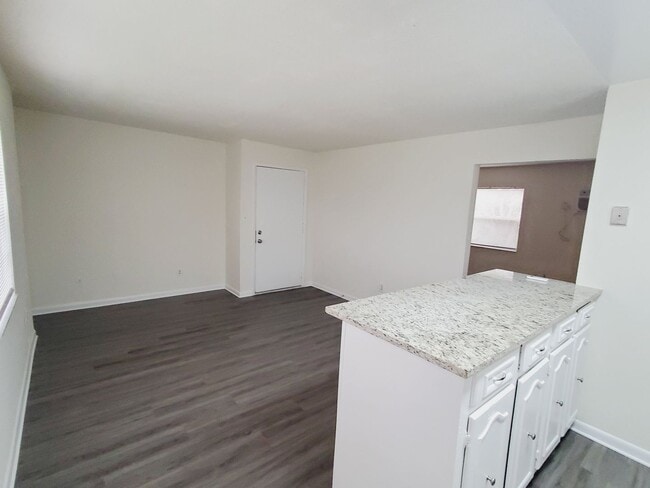 Building Photo - Updated One Bedroom, One Bath Apartment - ...